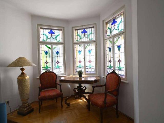 RIEDENBURG | möblierte 3 Zimme Altbauwohnung mit Balkon und Garage in wunderschönem Altbau