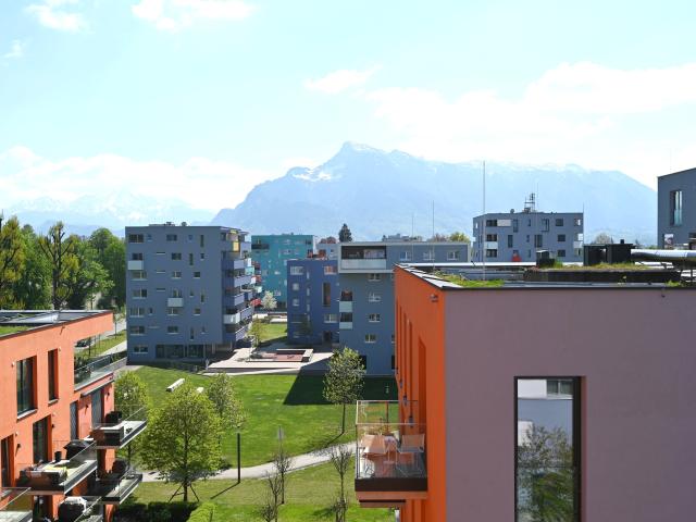 RIEDENBURG | Moderne 4 Zimmerwohnung mit Süd West Terrasse