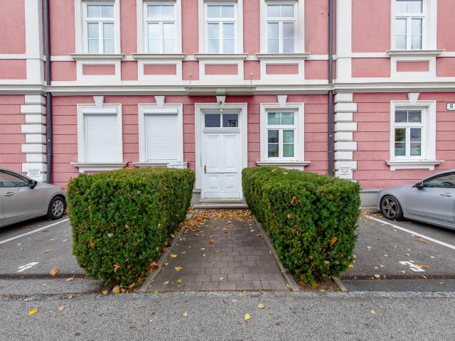 RIEDENBURG | Neuwertige 2 Zimmerwohnung mit Altbauflair in generalsanierter Ceconi Villa