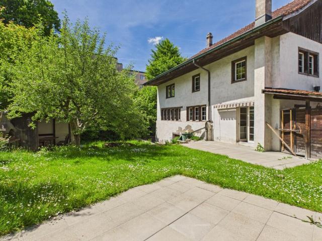 RIEGELHAUS MIT SONNIGEM GARTEN