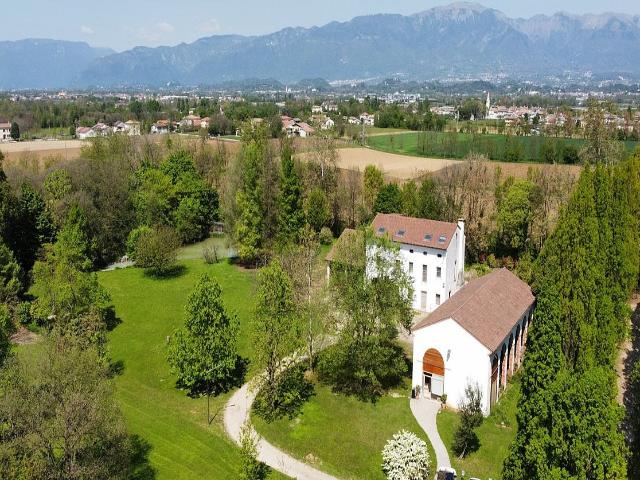 Riese Pio X, la grande casa bianca con un teatro verde e il. 830m² Riese Pio X