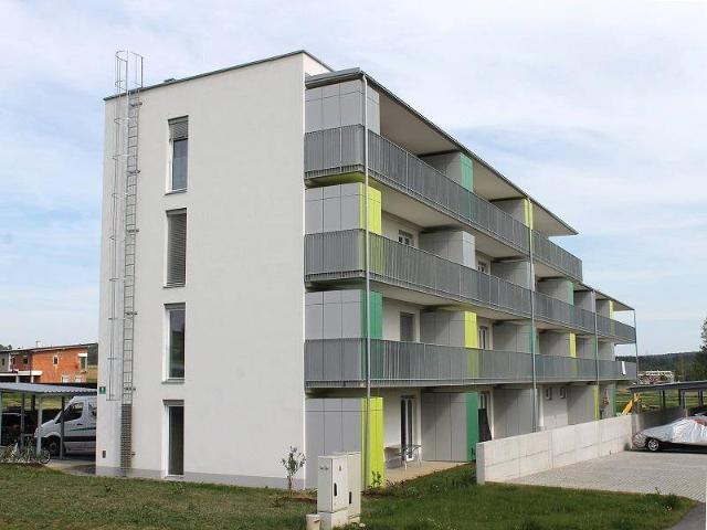 RIESENBALKON 3 Zimmer Wohnung mit Küche und Carport Parkplatz geförderte Miete 3 Zimmer