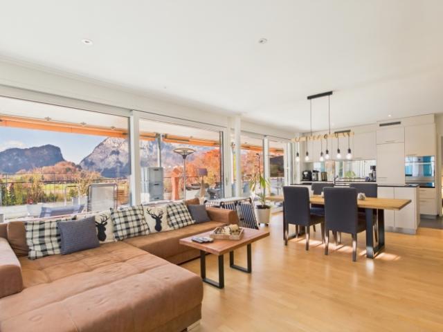 Riesige Panorama Terrasse mit Bergsicht, Design Küche mit Kochinsel, Einstellhallen mit E Ladestation & Aussenparkplatz