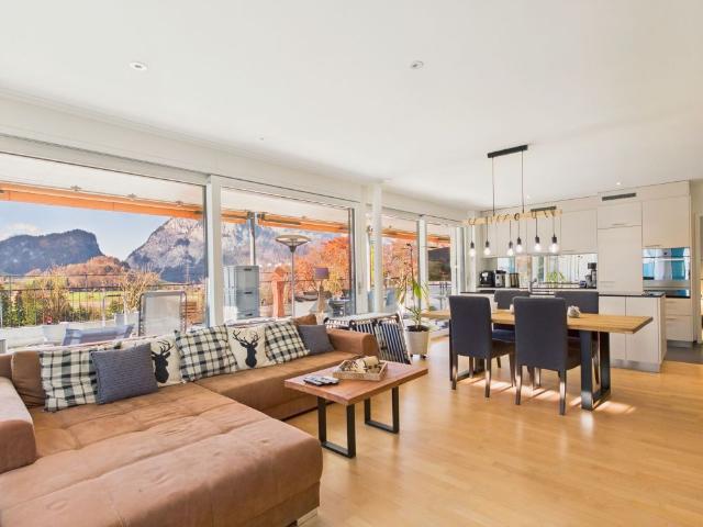 Riesige Panorama Terrasse mit Bergsicht, Design Küche mit Kochinsel, Einstellhallen mit E Ladestation & Aussenparkplatz!
