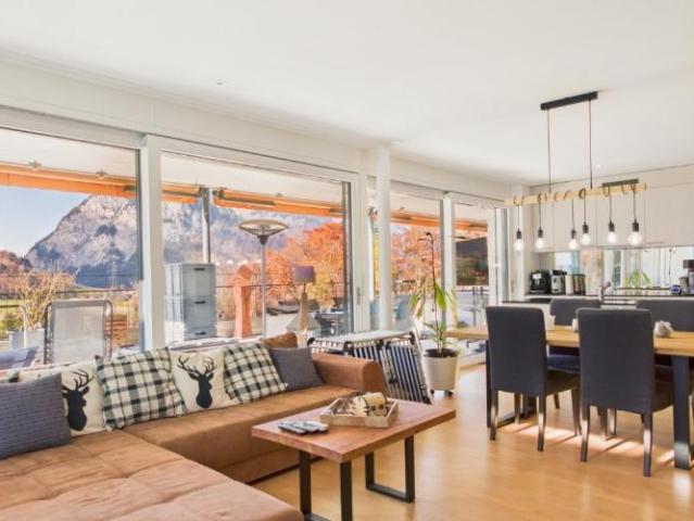 Riesige Panorama Terrasse mit Bergsicht, Design Küche mit Kochinsel, Einstellhallen mit E Ladestation & Aussenparkplatz!