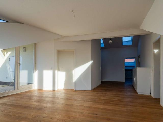 Riesige 3,5 Zimmer Dachgeschoss Wohnung Fahrstuhl mit Aussichtsterrasse in S Möhringen