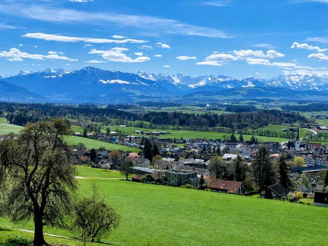 Riesige 90 m² Panorama Terrasse, voll möbliert und Blick auf den Zugersee