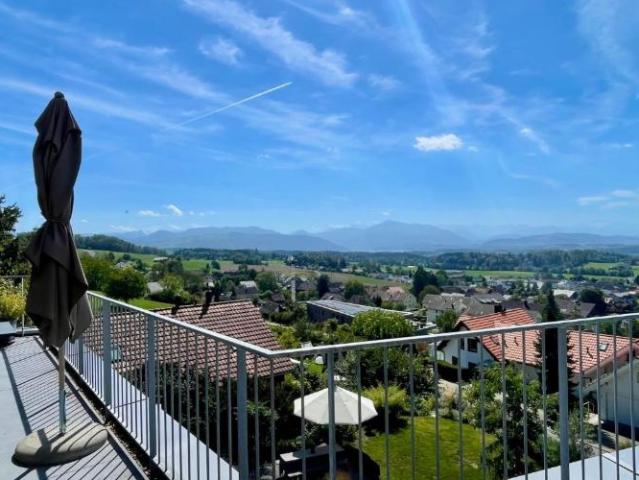 Riesige 90 m² Panorama Terrasse, voll möbliert und Blick auf den Zugersee