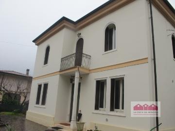 RIF. 1268X PIACEVOLE CASA LIBERTY CON GIARDINO PRIVATO
