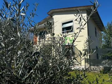 Rif. 20929 Semindipendente, Porzione bifamiliare Affitto a Massa, Marina Massa Ponente