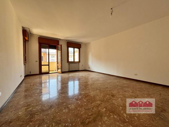 RIF. 2273X AMPIO TRICAMERE AL QUARTO PIANO CON TERRAZZA