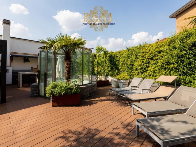 rif. 442 Exclusive apartment with sauna and swimming pool on the terrace in Milan