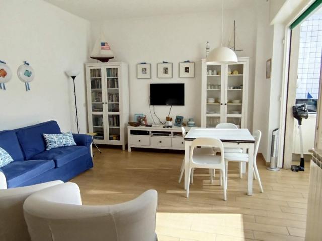 Rif. AC22 IT046033C2DFZY5WRJ Viareggio localita' citta giardino affitto estivo appartamento in condominio fronte mare