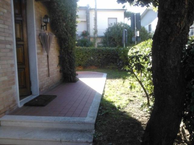 Rif. AD111 046033LTN0959 Affitto estivo villetta con giardino 046033ltn0959