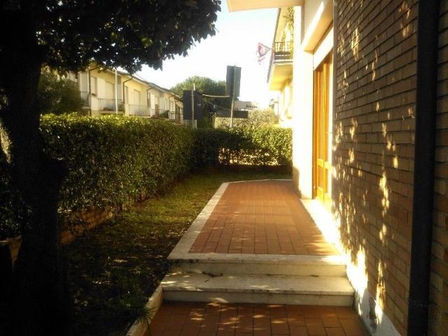 Rif. AD111 046033LTN0959 Affitto estivo villetta con giardino 046033ltn0959