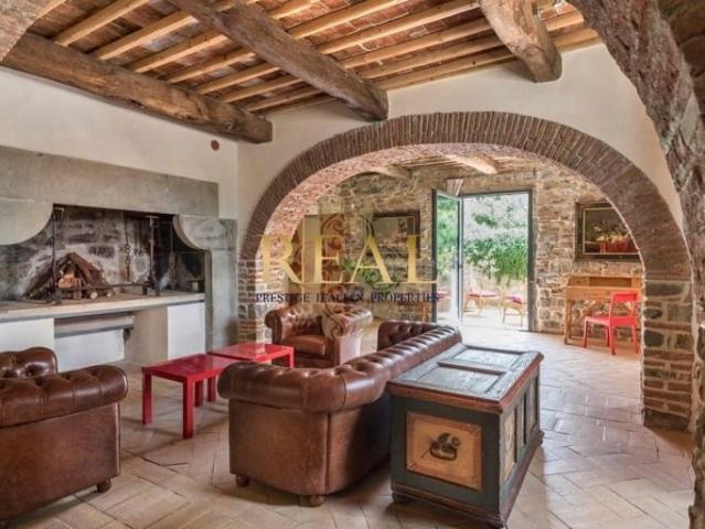 rif. nuts: Charming villa with pool for rent in the hills of Florence