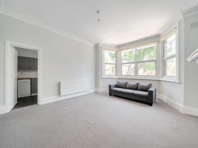 Riggindale Road, Furzedown, London, SW16 1 bed flat to rent £1,750 pcm £404 pw