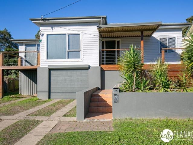 Right At The End Of A Quiet Street Overlooking Endless Farmland, Walk To Town