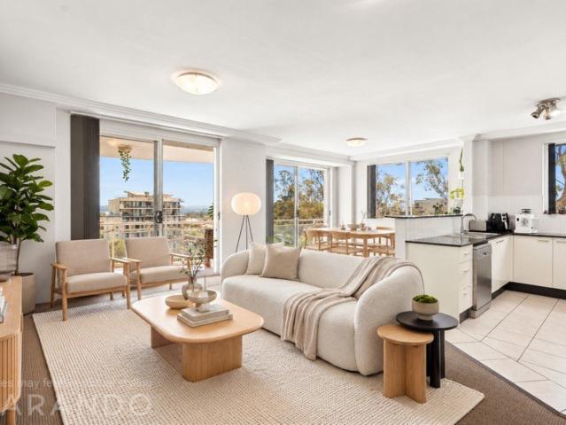 Right in the Heart of The Entrance Beautiful Lake & Ocean Views!