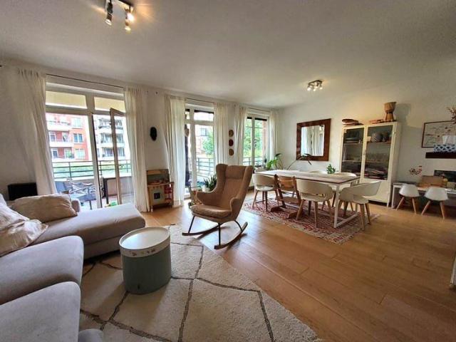 Right next to Place Brugmann, a spacious unfurnished flat.