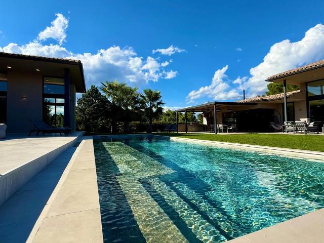 Importante: Todo propietario que no adquiera su residencia a. 613m² Navata