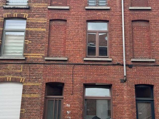 Rijwoning dicht bij winkels, scholen en tram