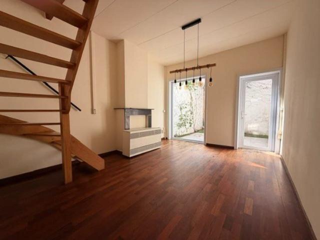 Rijwoning met twee slaapkamers en stadskoer in het centrum