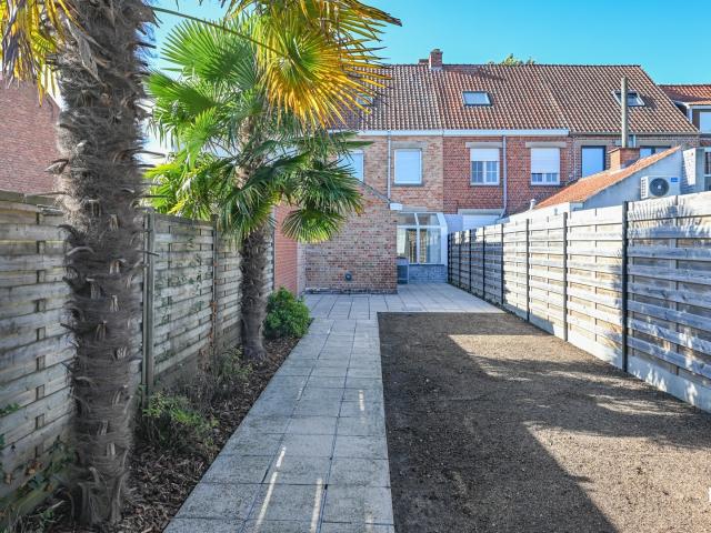 Rijwoning met uitweg achteraan en ruime garage te Izegem