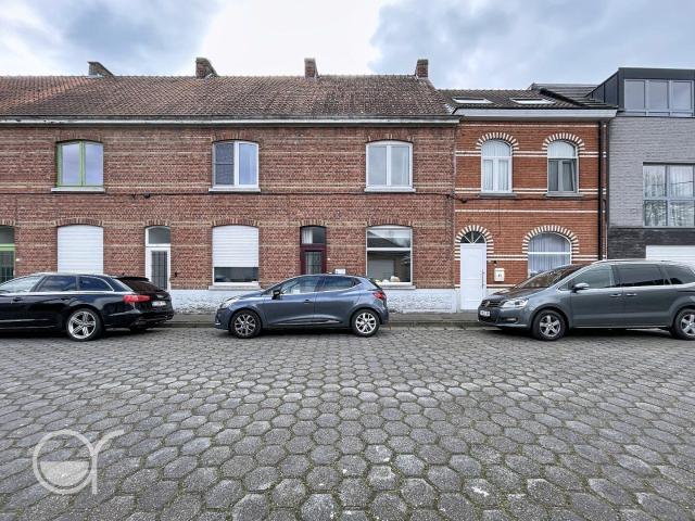 Rijwoning met 2 slaapkamers, bureauruimte en zonnig stadstu
