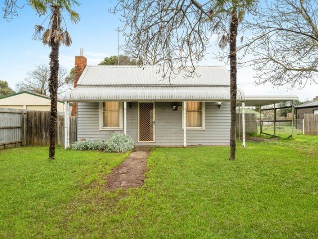 Ripe For Renovation Priced To Sell! 1019m2