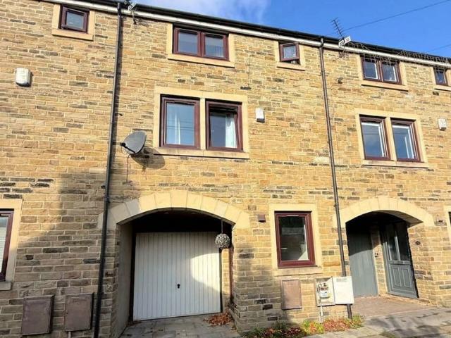 Ripley Street, Halifax HX3, 2 bed town house to rent, £850 pcm | PrimeLocation