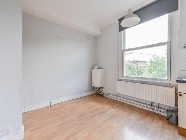 Ritherdon Road, Balham, London, SW17 1 bed flat to rent £1,800 pcm £415 pw