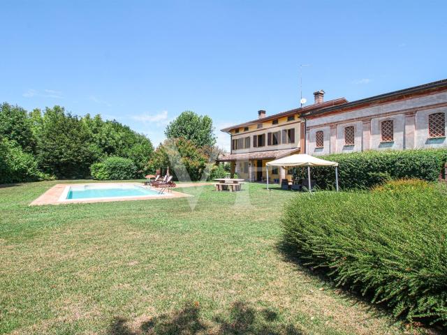 Ritiro Incantevole in Campagna–Villa con Piscine interne ed. 372m² Ceresara