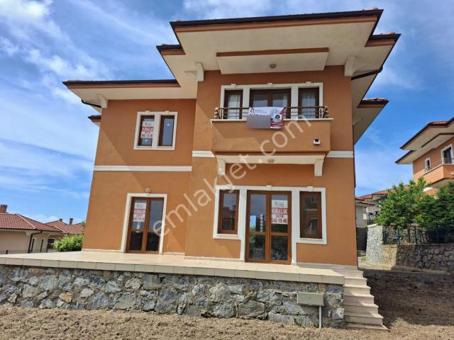 Riva Flora Evleri Kullanışlı,müstakil 5+1masrafsız Kiralık Villa