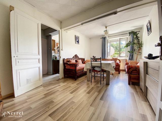 Rive De Gier proche gare: Rue Richarme, T6 de 130 m2 au 2 e. 130m² Rive de Gier