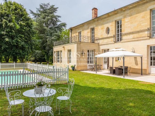 Rive Droite Maison de Maître récemment rénovée à Cambes 441m² Bordeaux