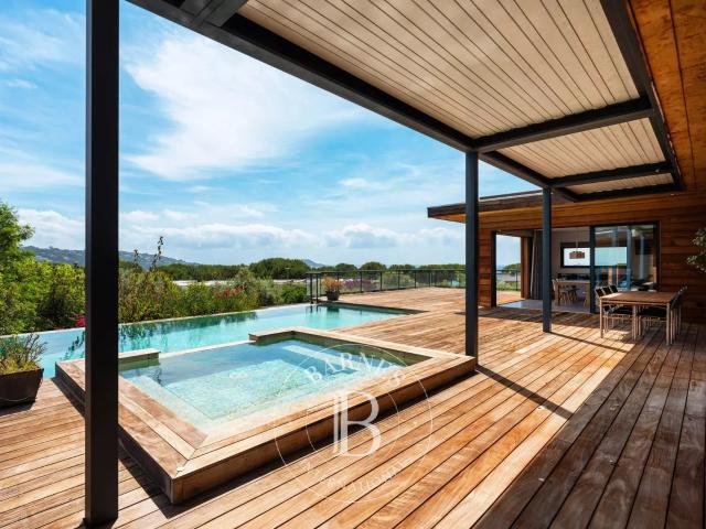 Rive Sud D'Ajaccio, Agosta Plage, Villa contemporaine, 5 cha. 322m² Pietrosella