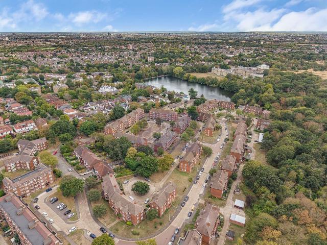 Rivenhall Gardens, Snaresbrook E18, 2 bed flat to rent, £1,850 pcm | PrimeLocation