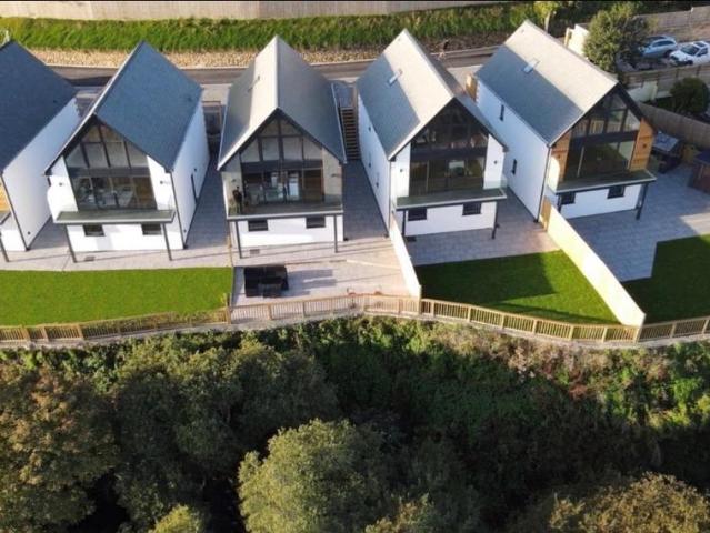 River Valley View, Crowlas TR20 4 bed detached house to rent £1,850 pcm £427 pw
