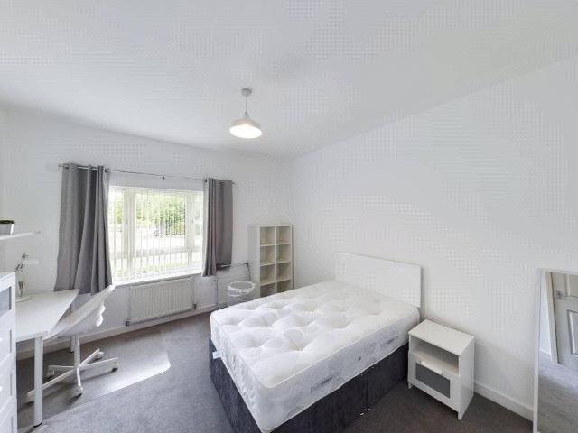 River View, Northampton NN4 2 bed flat to rent £2,800 pcm £646 pw