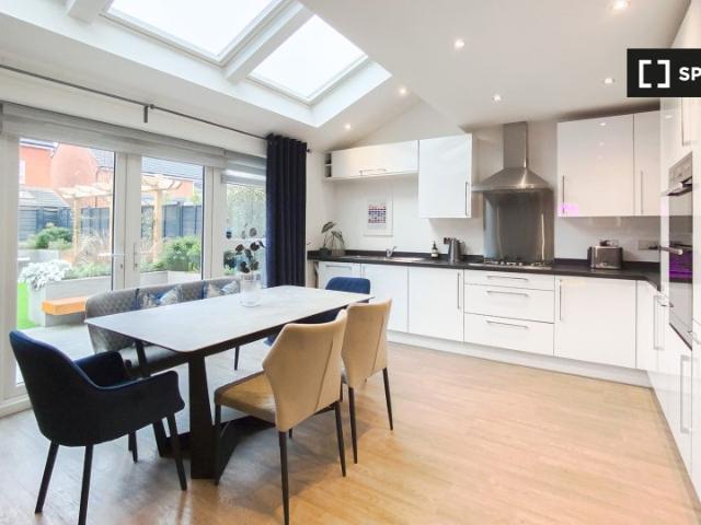 River View Drive, Salford, M7 1BL, United Kingdom | 4 bed apartment for rent #46107110 | Rentberry