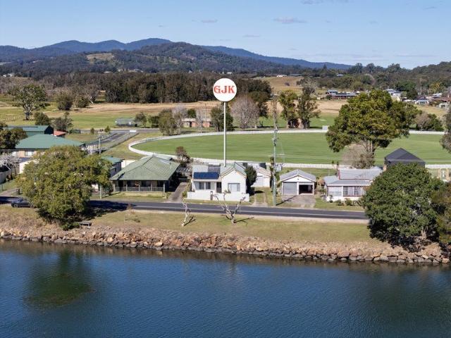 River Views, CBD Convenience & Room to Make It Your Own