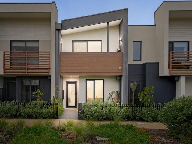 Lake Views, Modern Living with no body corporate!