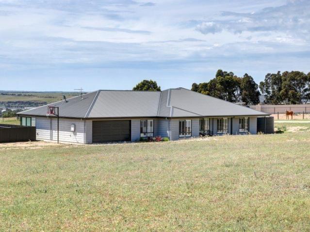 River Views, Rural Space & Room to Make It Your Own