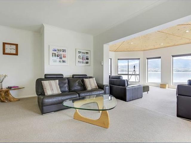 River Views, Space & Exceptional Family Living