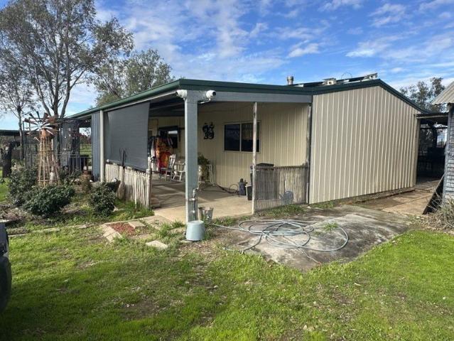 River access lifestyle property, 5 minutes from shops, clubs and pub