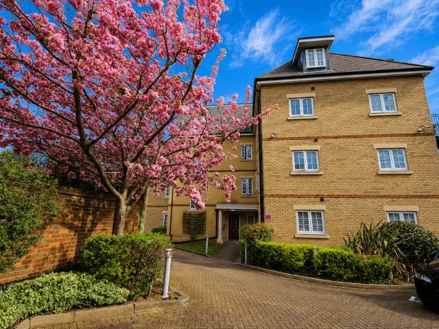 River Bank, Winchmore Hill N21 2 bed flat to rent £1,950 pcm £450 pw