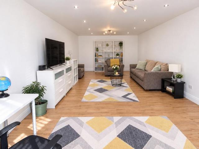 River Bank, Winchmore Hill 4 bed semi detached house to rent £3,500 pcm £808 pw