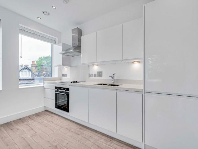 River Front, Enfield, EN1 1 bed flat to rent £1,650 pcm £381 pw