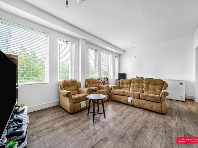 River Front, Enfield, EN1 2 bed flat to rent £1,800 pcm £415 pw